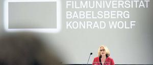 Zeremoniell. Mit einem Empfang und vor rund 200 Gästen ist am Dienstagabend die Potsdamer Hochschule zur Filmuniversität ernannt worden. Eine Rede hielt auch Uni-Präsidentin Susanne Stürmer. An der Universität gibt es etwa 500 Studierende.