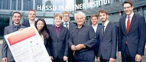Hot or not. Das Team, das Datensuche optimiert, mit Stifter Hasso Plattner.