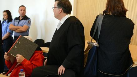 Die zwei Angeklagten neben ihrem Anwalt Michael Antonow (M) im Landgericht in Neuruppin.