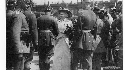 Kriegsbeginn. Kaiserin Auguste Viktoria überreichte Offizieren vor dem Stadtschloss eine Rose.