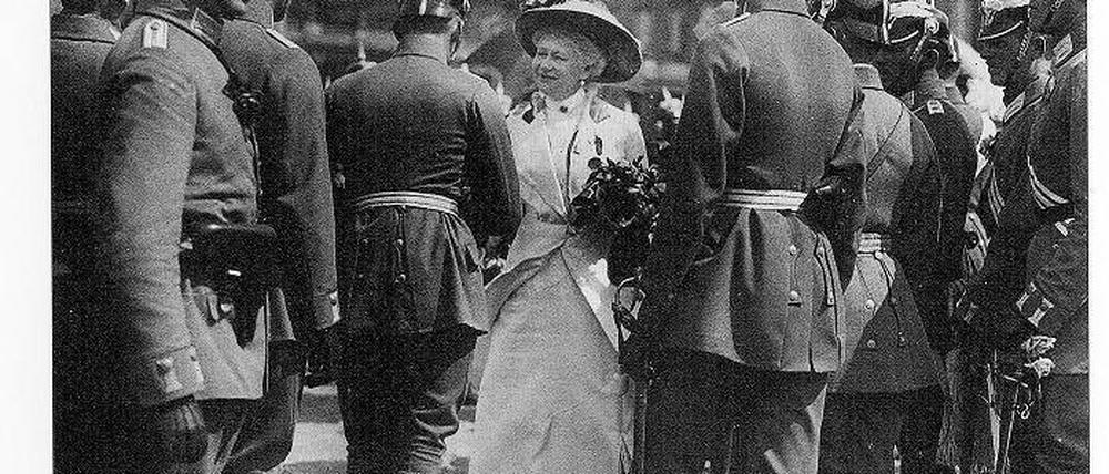 Kriegsbeginn. Kaiserin Auguste Viktoria überreichte Offizieren vor dem Stadtschloss eine Rose.