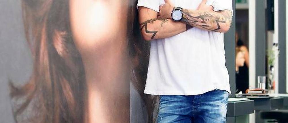 Sieht auf den ersten Blick, was passt: Timo Brunner, 33, leitet in Potsdam den Friseursalon Trio-Hair. Auf der Fashion-Week wird er Models für Michalsky stylen.