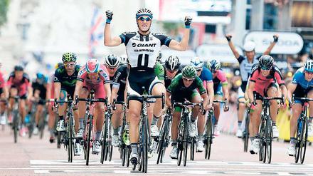 Vorneweg. Marcel Kittel bejubelt seinen Sieg auf der dritten Etappe der Tour de France von Cambridge nach London.