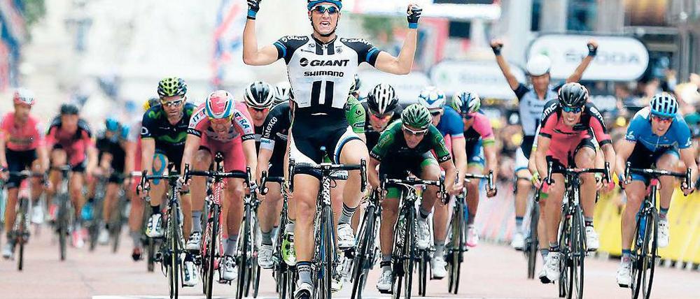 Vorneweg. Marcel Kittel bejubelt seinen Sieg auf der dritten Etappe der Tour de France von Cambridge nach London.