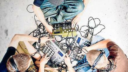 Klangbasteltrio. DJ Greg Dhilla mit Kollegen und viel Technik.