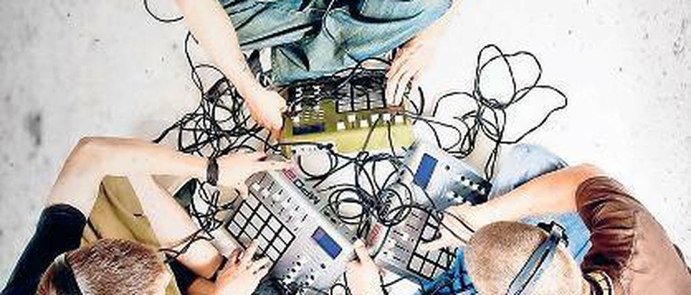 Klangbasteltrio. DJ Greg Dhilla mit Kollegen und viel Technik.