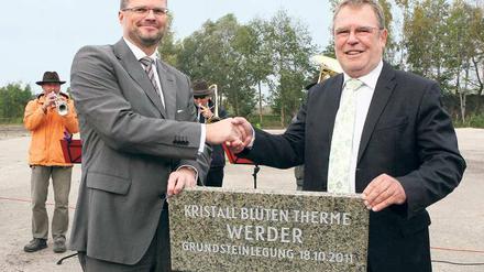 Damals war’s. Bürgermeister Große bei der Grundsteinlegung mit Kristall–Bäder-Geschäftsführer Frank Nägele.
