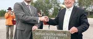 Damals war’s. Bürgermeister Große bei der Grundsteinlegung mit Kristall–Bäder-Geschäftsführer Frank Nägele.