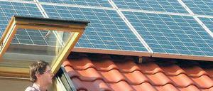 Sonnige Aussicht. Björn Grüneberg auf seinem Dach in Langerwisch.