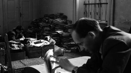 Emsiges Arbeiten im damaligen Bezirksheimatmuseum Potsdam: Direktor Werner Wolf (vorn) und sein Mitarbeiter Siegfried Lachmann sichten 1961 die Hinterlassenschaften des Republikflüchtigen Walter Neulings – insgesamt 2485 Stücke.