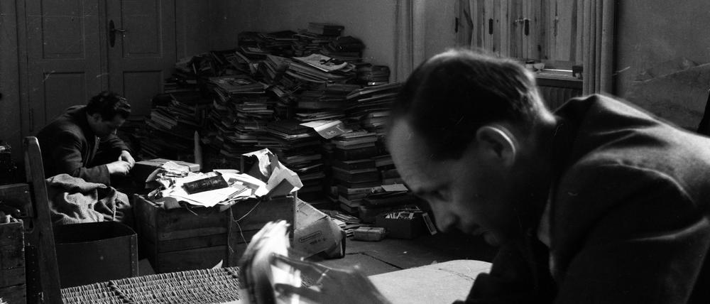 Emsiges Arbeiten im damaligen Bezirksheimatmuseum Potsdam: Direktor Werner Wolf (vorn) und sein Mitarbeiter Siegfried Lachmann sichten 1961 die Hinterlassenschaften des Republikflüchtigen Walter Neulings – insgesamt 2485 Stücke.