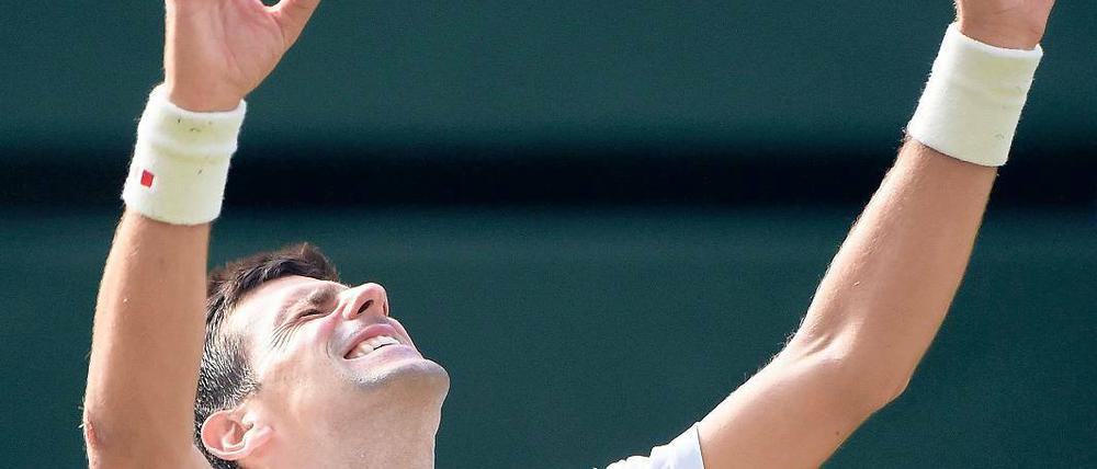 Im Moment des Sieges: Nach einem begeisternden Match auf dem Centre Court von Wimbledon reißt Novak Djokovic nach dem Matchball die Arme hoch.