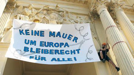 Zeichen. Kletterer hatten das Banner am Brandenburger Tor angebracht.