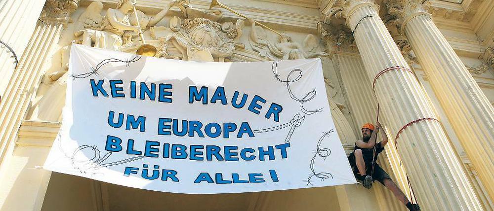 Zeichen. Kletterer hatten das Banner am Brandenburger Tor angebracht.