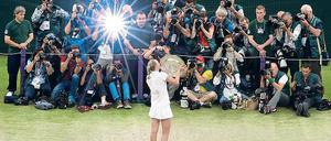 Kuss für die Kameras. Petra Kvitova feierte ihren zweiten Sieg in Wimbledon .