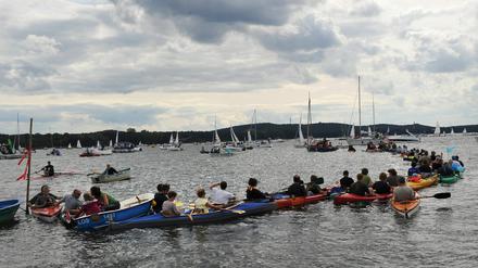Teilnehmer der Demonstration gegen die geplanten Flugrouten des Großflughafens BER über den Müggelsee und dem daraus resultierenden Fluglärm bildeten am Sonntag eine Bootskette über den Müggelsee.