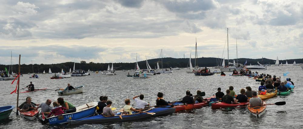 Teilnehmer der Demonstration gegen die geplanten Flugrouten des Großflughafens BER über den Müggelsee und dem daraus resultierenden Fluglärm bildeten am Sonntag eine Bootskette über den Müggelsee.