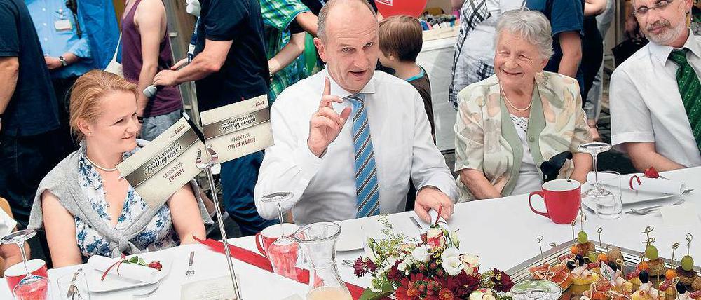 Tafelrunde. Ministerpräsident Dietmar Woidke mit Ehrenamtlern.
