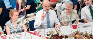 Tafelrunde. Ministerpräsident Dietmar Woidke mit Ehrenamtlern.