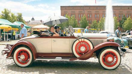 Korso: Am Freitag und Samstag starten die Oldtimer jeweils ab 8 Uhr ihre Tour am Brandenburger Tor.