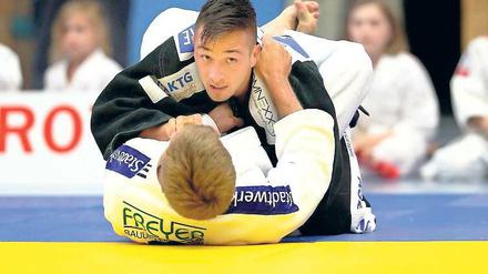 Den Gegner fest im Griff und den Blick nach vorn gerichtet – so wie Robert Kopiske im Kampf gegen den Frankfurter Dennis Ehrmann vor zwei Wochen wünscht sich UJKC-Trainer Mario Schendel seine Judoka auch beim Bundesliga-Einsatz in Bottrop.