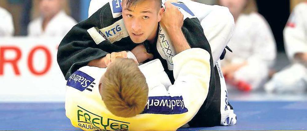 Den Gegner fest im Griff und den Blick nach vorn gerichtet – so wie Robert Kopiske im Kampf gegen den Frankfurter Dennis Ehrmann vor zwei Wochen wünscht sich UJKC-Trainer Mario Schendel seine Judoka auch beim Bundesliga-Einsatz in Bottrop.