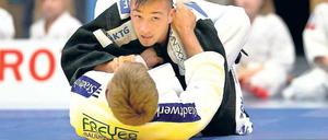 Den Gegner fest im Griff und den Blick nach vorn gerichtet – so wie Robert Kopiske im Kampf gegen den Frankfurter Dennis Ehrmann vor zwei Wochen wünscht sich UJKC-Trainer Mario Schendel seine Judoka auch beim Bundesliga-Einsatz in Bottrop.