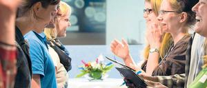 Kompetentes Durcheinander. Nur 60 Sekunden hatten die Doktorandinnen und Doktoranden der Uni, um ihrem Gegenüber beim „Science-Speed-Dating“ ihr Promotionsthema zu erklären.