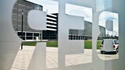 Durchblick ins Leere. Am heutigen Mittwoch ist der BER Thema im Haushaltsausschuss des Bundestages. In den Parlamenten von Bund, Berlin und Brandenburg regt sich Widerstand gegen die zusätzlich bewilligte Finanzspritze.