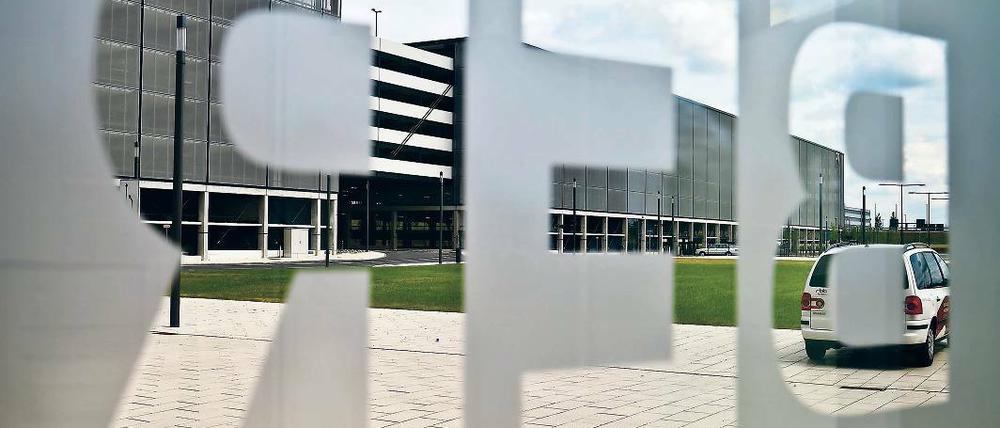 Durchblick ins Leere. Am heutigen Mittwoch ist der BER Thema im Haushaltsausschuss des Bundestages. In den Parlamenten von Bund, Berlin und Brandenburg regt sich Widerstand gegen die zusätzlich bewilligte Finanzspritze.