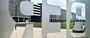 Durchblick ins Leere. Am heutigen Mittwoch ist der BER Thema im Haushaltsausschuss des Bundestages. In den Parlamenten von Bund, Berlin und Brandenburg regt sich Widerstand gegen die zusätzlich bewilligte Finanzspritze.