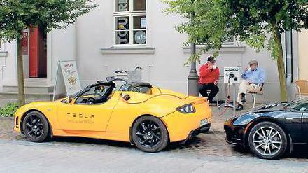 Zapfpause. Hans Kurtzweg, Eberhard Mayer und ihre E-Autos.