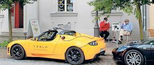 Zapfpause. Hans Kurtzweg, Eberhard Mayer und ihre E-Autos.