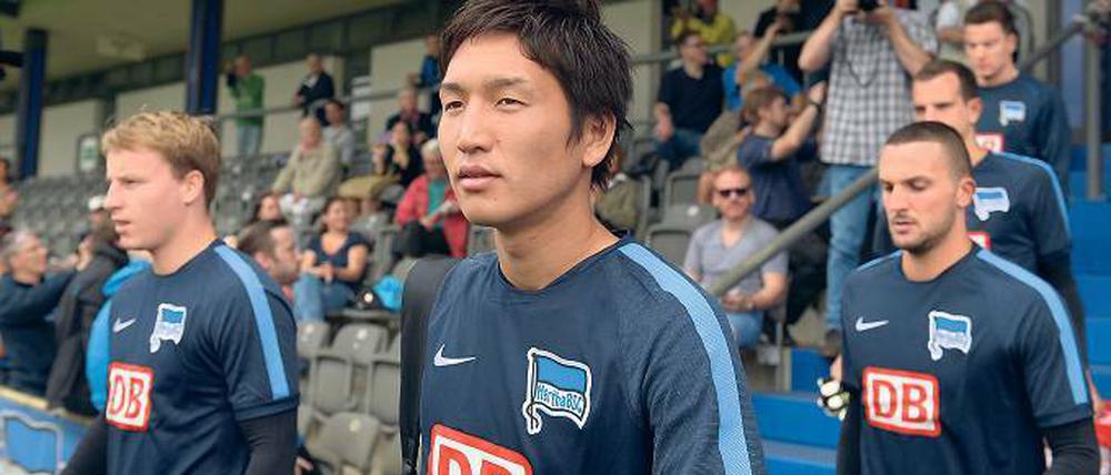 Auf Jos geht’s los. Herthas Trainer Luhukay zählte beim Trainingsauftakt 21 Feldspieler und vier Torhüter.