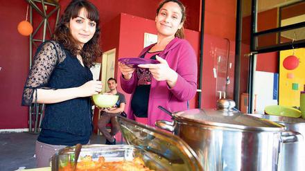 Wir essen alle die gleiche Suppe. Sanaz Mahdavi und Asma Sakravi (l.) beim Baustellen-Brunch in Potsdams neuem Flüchtlingswohnprojekt im Staudenhof.