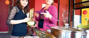 Wir essen alle die gleiche Suppe. Sanaz Mahdavi und Asma Sakravi (l.) beim Baustellen-Brunch in Potsdams neuem Flüchtlingswohnprojekt im Staudenhof.