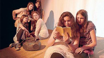 Mit den Proben kommen die Intrigen. Mit Shakespeares „Romeo und Julia“ wollen die Schüler nur ihren Notendurchschnitt verbessern, doch dann greift in „Liebe und Lüge“ das Drama auf die Jugendlichen über.