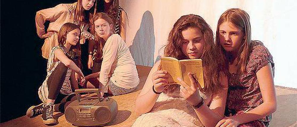 Mit den Proben kommen die Intrigen. Mit Shakespeares „Romeo und Julia“ wollen die Schüler nur ihren Notendurchschnitt verbessern, doch dann greift in „Liebe und Lüge“ das Drama auf die Jugendlichen über.