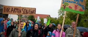 Menschen mit Plakaten und Transparenten protestieren in Haßleben (Brandenburg) bei einer Demonstration gegen Massentierhaltung. Unter dem Motto "Wir haben es satt" demonstrieren die Teilnehmer gegen die geplante Schweinemastanlage einer niederländischen Firma mit 37.000 Plätzen.