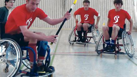 Alle im Rollstuhl. Die Fontane-Oberschüler beim Rolli-Hockey. 