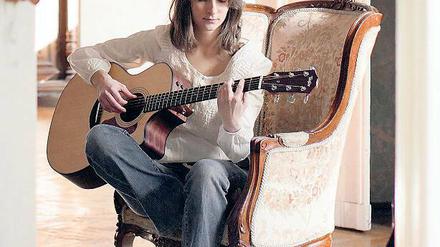 Für den Fotografen auch mal in der klassischen Singer-Songwriter-Pose. Doch am wohlsten fühlt sich die Potsdamerin Caro Jordanow, wenn sie mit ihrer Band auf der Bühne steht.