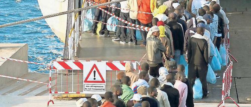 Anstehen für Europa. Aus den Krisenherden der Welt flüchten immer mehr Menschen, um in die Europäische Union zu kommen. Auch Brandenburg und Potsdam-Mittelmark müssen deshalb mehr Flüchtlinge aufnehmen.