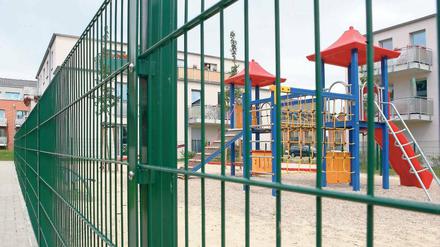 Kein Kinderlachen: Der Spielplatz am Karree Kurt-von-Plettenberg-/ Sattlerstraße an der Pappelallee ist nur für die Mieter der benachbarten Wohnanlage zugänglich – und dort gibt es kaum Kinder. Andere Kinder aus dem weit größeren Wohngebiet im Bereich der früheren Ruinenbergkaserne dürfen den Platz nicht betreten, die meiste Zeit ist er verwaist.