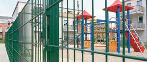 Kein Kinderlachen: Der Spielplatz am Karree Kurt-von-Plettenberg-/ Sattlerstraße an der Pappelallee ist nur für die Mieter der benachbarten Wohnanlage zugänglich – und dort gibt es kaum Kinder. Andere Kinder aus dem weit größeren Wohngebiet im Bereich der früheren Ruinenbergkaserne dürfen den Platz nicht betreten, die meiste Zeit ist er verwaist.