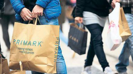 Eine Frage des Geldes. Bei vielen Primark-Kunden – ob jung oder alt – zählt vor allem der günstige Preis.