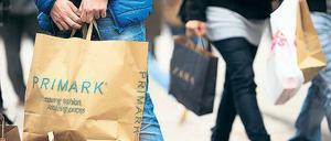 Eine Frage des Geldes. Bei vielen Primark-Kunden – ob jung oder alt – zählt vor allem der günstige Preis.
