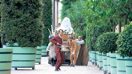 Kultur ist Plackerei. Das zeigte die Schauspieltruppe in der Operninszenierung „Der goldene Apfel“ bei den Musikfestspielen Sanssouci. Dass für derartige Plackereien kein Dank, sondern sogar Kürzungen zu erwarten sind, müssen die Veranstalter nun erfahren.