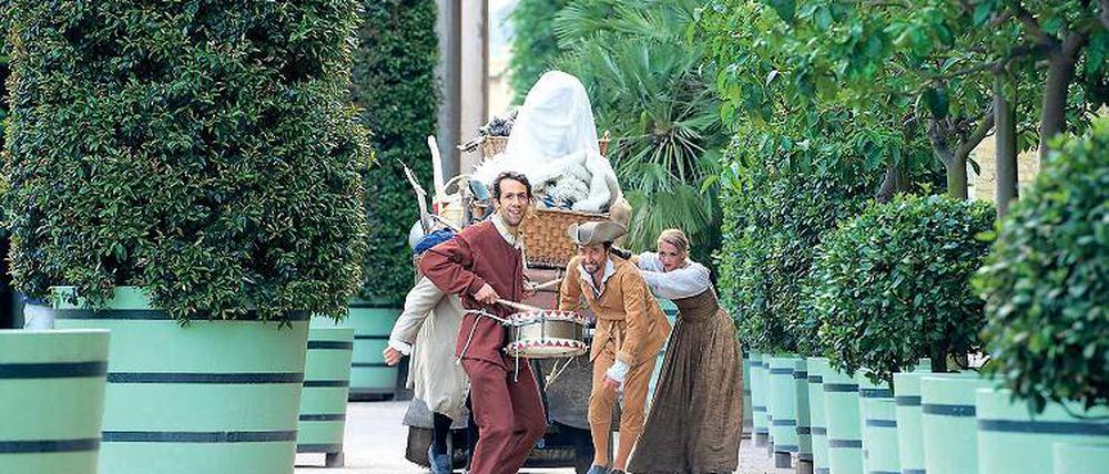 Kultur ist Plackerei. Das zeigte die Schauspieltruppe in der Operninszenierung „Der goldene Apfel“ bei den Musikfestspielen Sanssouci. Dass für derartige Plackereien kein Dank, sondern sogar Kürzungen zu erwarten sind, müssen die Veranstalter nun erfahren.
