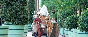 Kultur ist Plackerei. Das zeigte die Schauspieltruppe in der Operninszenierung „Der goldene Apfel“ bei den Musikfestspielen Sanssouci. Dass für derartige Plackereien kein Dank, sondern sogar Kürzungen zu erwarten sind, müssen die Veranstalter nun erfahren.