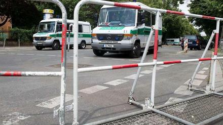 Seit einer Woche sind drei Straßen rund um die Gerhart-Hauptmann-Schule abgesperrt. Die Kritik daran wird immer lauter.